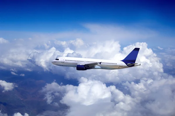 구름과 하늘에 비행에 비행기 — 스톡 사진