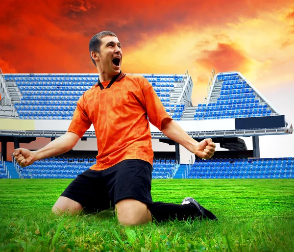 Felicidad jugador de fútbol después de gol en el campo de estadio und — Foto de Stock