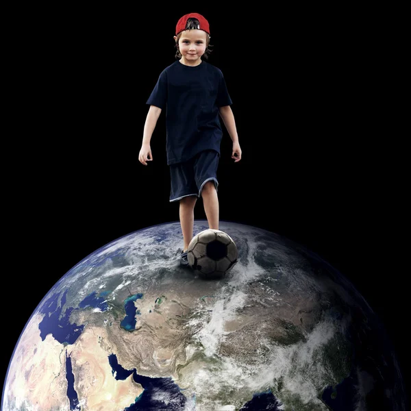 Dítě fotbalista na planetě — Stock fotografie