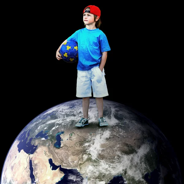 Giocatore di calcio bambino sul pianeta — Foto Stock