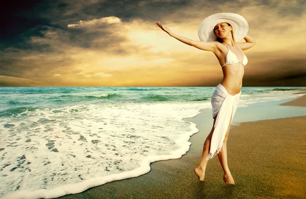 Jeunes belles femmes en blanc sur la plage tropicale ensoleillée — Photo