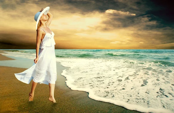 Giovani belle donne in bianco sulla spiaggia tropicale soleggiata — Foto Stock