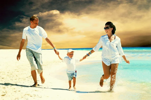 Pohled mladá rodina baví na pláži — Stock fotografie