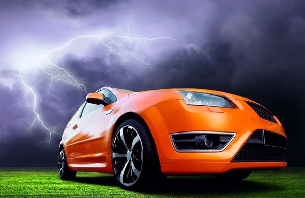 Belo carro esporte laranja no céu escuro com relâmpago — Fotografia de Stock