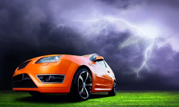 Hermoso coche deportivo naranja en el cielo oscuro con un rayo — Foto de Stock