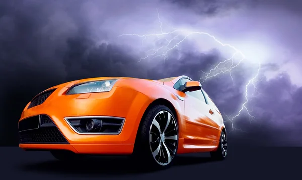 Красивий оранжевий спортивний автомобіль на темному небі з блискавкою — стокове фото