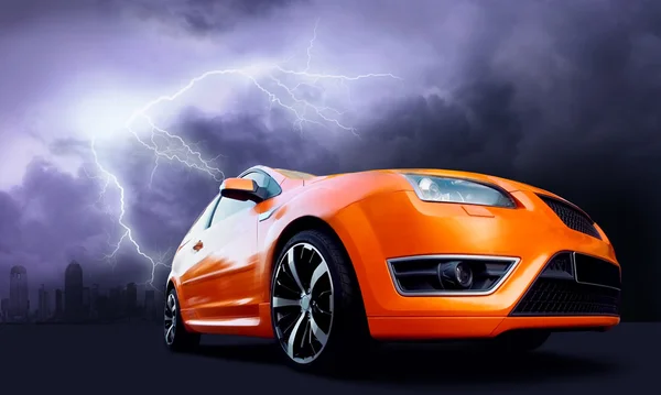 Оранжевый спорткар на темном небе с молнией — стоковое фото