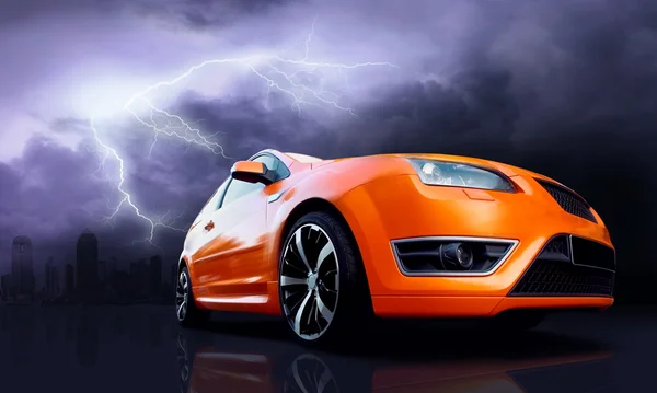 Hermoso coche deportivo naranja en el cielo oscuro con un rayo — Foto de Stock