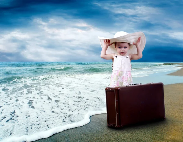 Jeune enfant avec bagages sur la plage tropicale — Photo