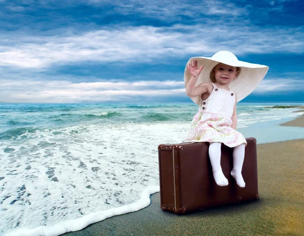 Bambino con bagaglio sulla spiaggia tropicale — Foto Stock