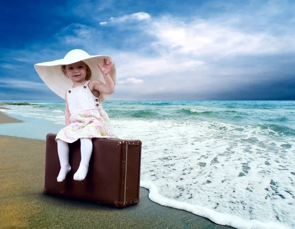 Bambino con bagaglio sulla spiaggia tropicale — Foto Stock
