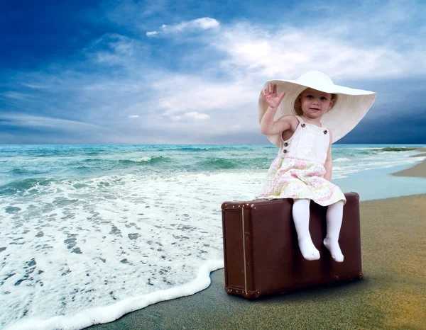 Young child with baggage on the tropical beach — Stock Photo, Image