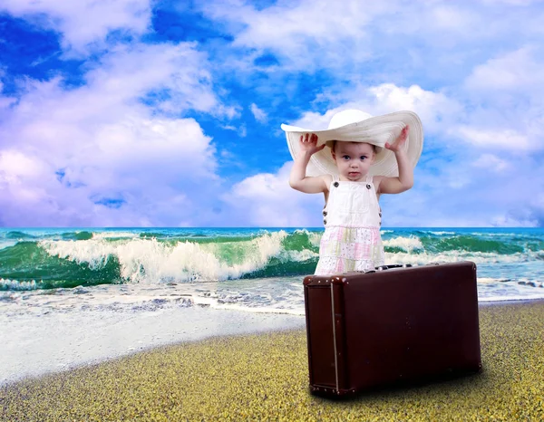 Jeune enfant avec bagages sur la plage tropicale — Photo