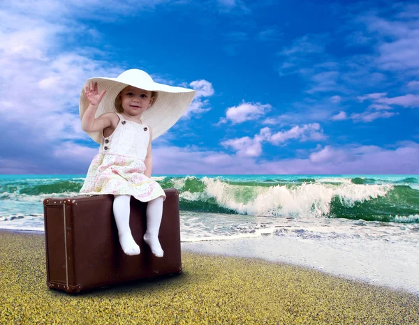 Criança com bagagem na praia tropical — Fotografia de Stock
