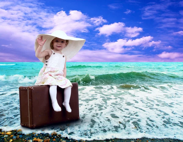 Μικρό παιδί με τις αποσκευές στην τροπική παραλία — Φωτογραφία Αρχείου
