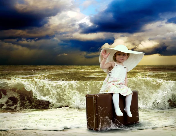 Kleinkind mit Gepäck am tropischen Strand — Stockfoto