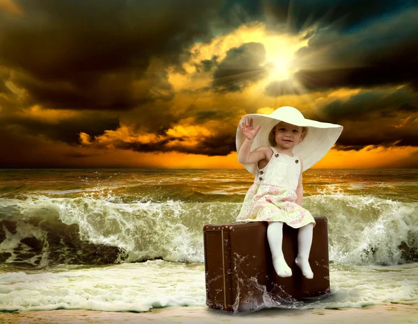 Criança com bagagem na praia tropical — Fotografia de Stock