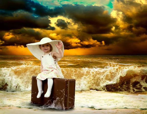 Barn med bagage på den tropiska stranden — Stockfoto