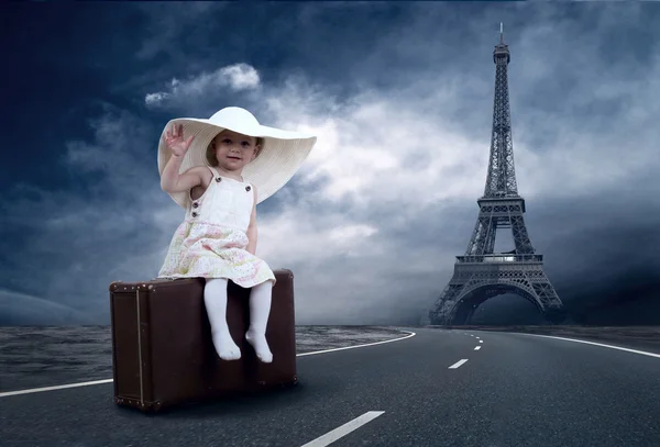 Kleines Mädchen wartet auf der Straße mit ihrem Oldtimer-Gepäck — Stockfoto