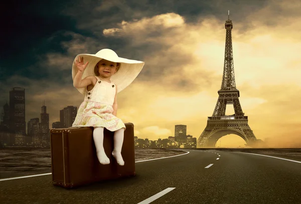 少女が彼女のビンテージの荷物で道で待っています。 — ストック写真