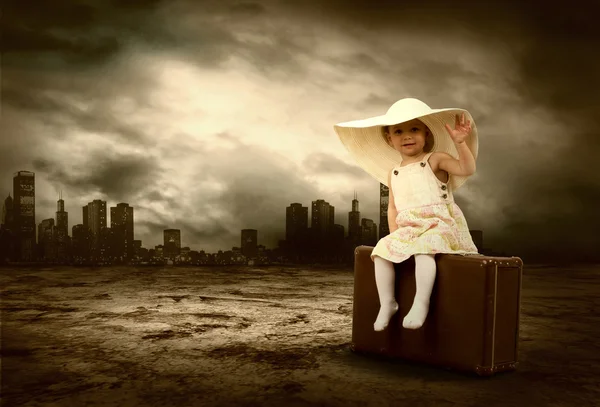 Liten flicka väntar på väg med hennes vintage bagage — Stockfoto