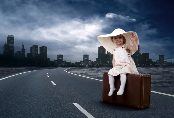 少女が彼女のビンテージの荷物で道で待っています。 — ストック写真