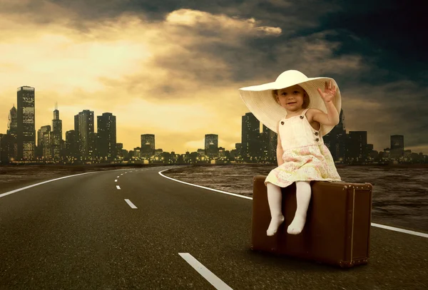 Kislány az úton, ő vintage poggyásszal vár — Stock Fotó