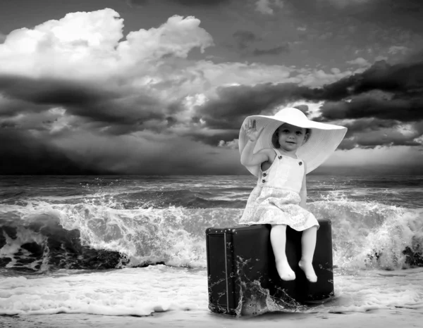 Pieni lapsi matkatavaroiden kanssa trooppisella rannalla — kuvapankkivalokuva