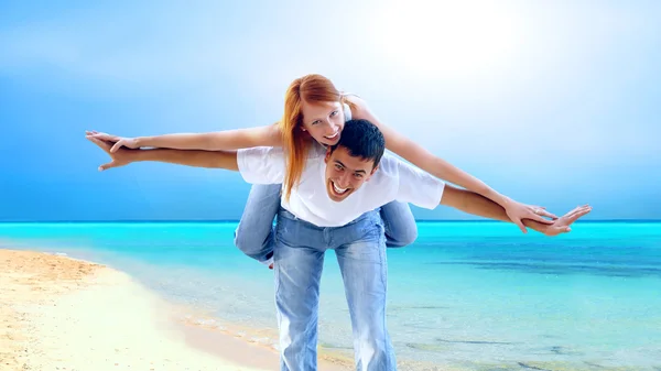 Schönes Paar am sonnigen tropischen Strand — Stockfoto