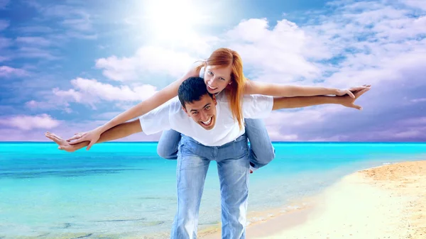 在阳光明媚的热带海滩上美丽的夫妇 — 图库照片