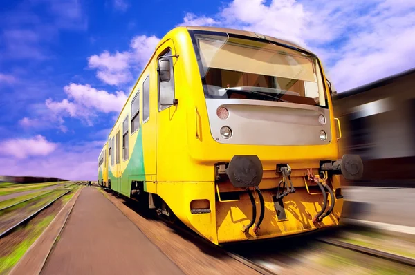 Žlutý vlak na rychlosti venkovní — Stock fotografie