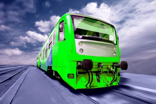 Grüner Zug auf Geschwindigkeit im Freien — Stockfoto