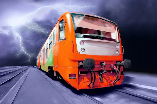 Orange tåg på hastighet utomhus — Stockfoto