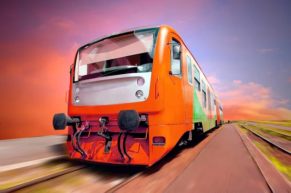 Comboio laranja na velocidade exterior — Fotografia de Stock