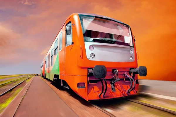 Oranje trein op snelheid buiten — Stockfoto