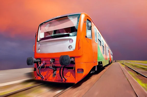 Оранжевый поезд на скорости — стоковое фото