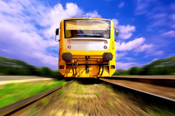 Žlutý vlak na rychlosti venkovní — Stock fotografie