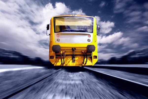 Gelber Zug auf Geschwindigkeit im Freien — Stockfoto