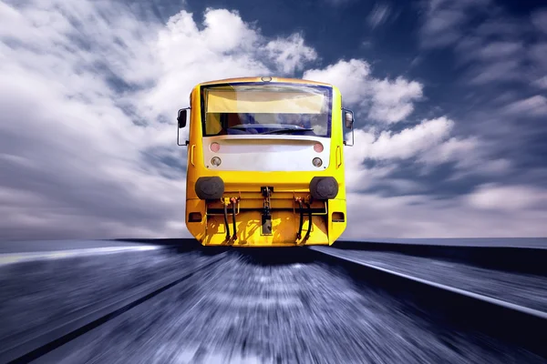 Желтый поезд на открытой скорости — стоковое фото