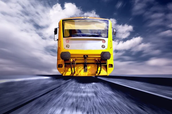 Żółty pociąg na zewnątrz prędkości — Zdjęcie stockowe