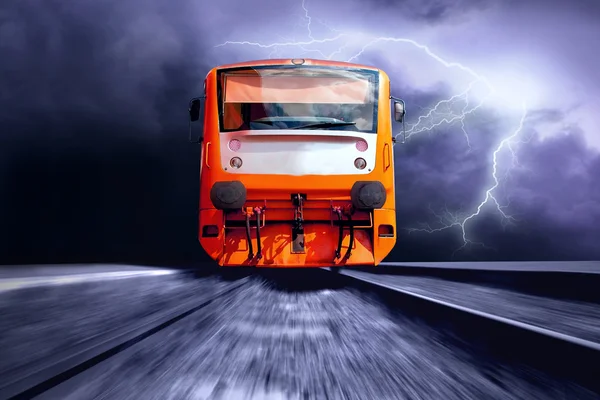 Orange tåg på hastighet utomhus — Stockfoto