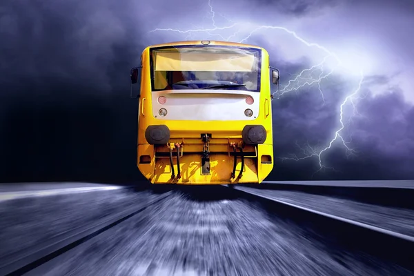 Tren amarillo en velocidad al aire libre — Foto de Stock