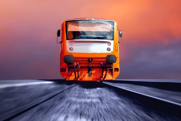 Train orange sur la vitesse extérieure — Photo