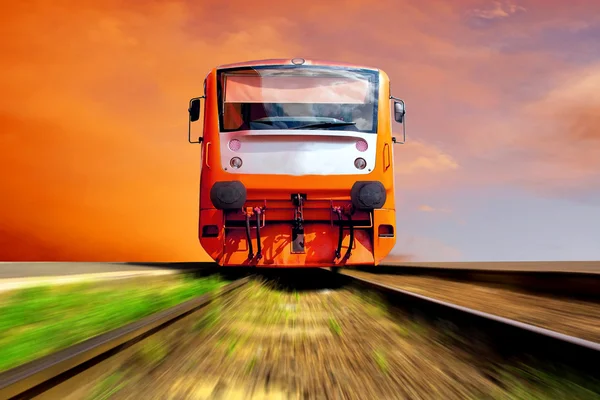 Treno arancione sulla velocità esterna — Foto Stock