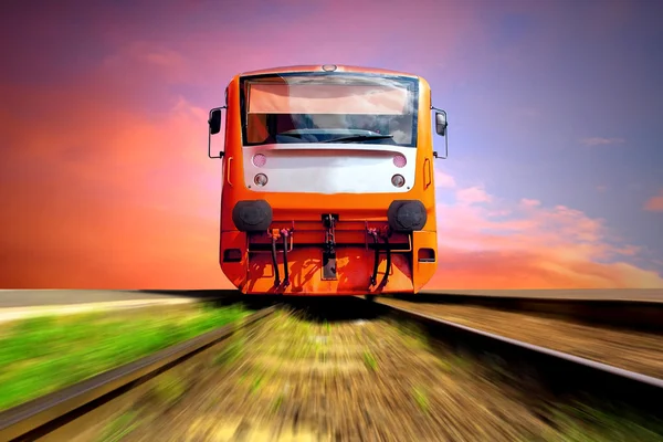 Oranžové vlak na rychlosti venkovní — Stock fotografie