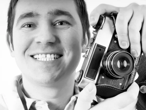 Glücklicher Mann mit Oldtimer-Fotokamera. — Stockfoto