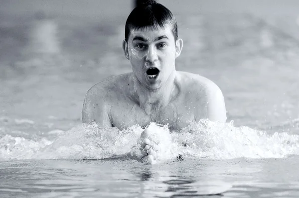 Κολυμβητής κολύμπι στην πισίνα του — Φωτογραφία Αρχείου