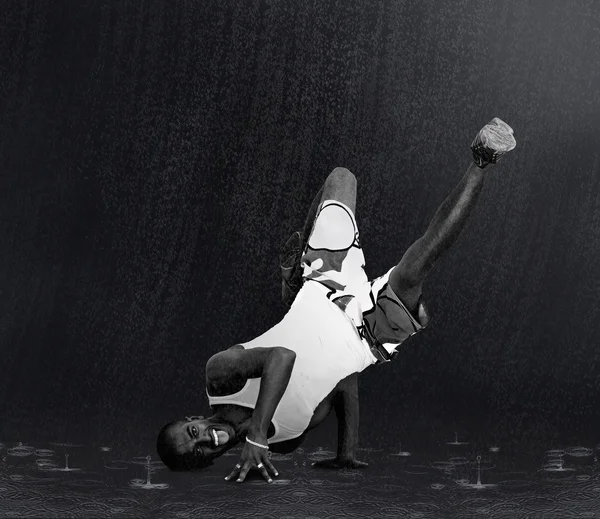 Jovem dançarino em nova pose de estadia na raine — Fotografia de Stock
