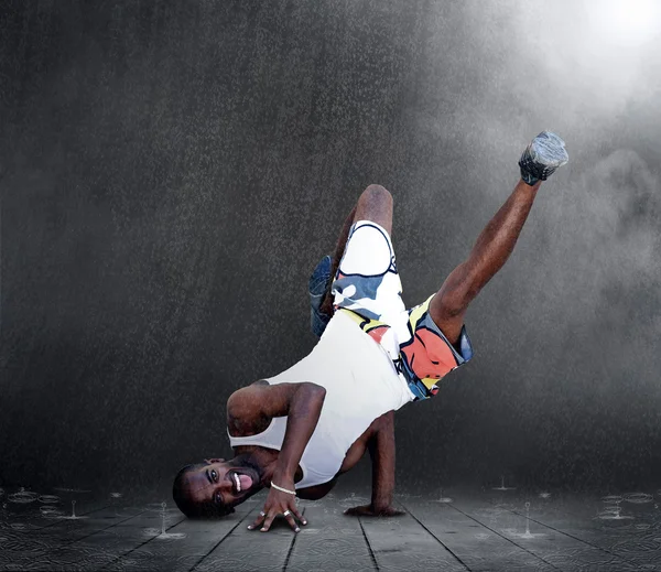 Jovem dançarino em nova pose de estadia na raine — Fotografia de Stock