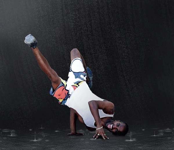 Joven bailarín en nueva pose de estancia en raine —  Fotos de Stock